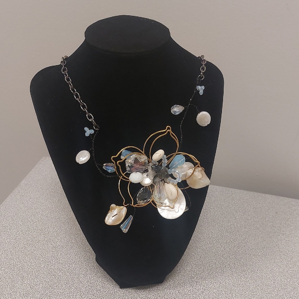 3D Cube Inc Floral Wire Necklace And Earrings Set